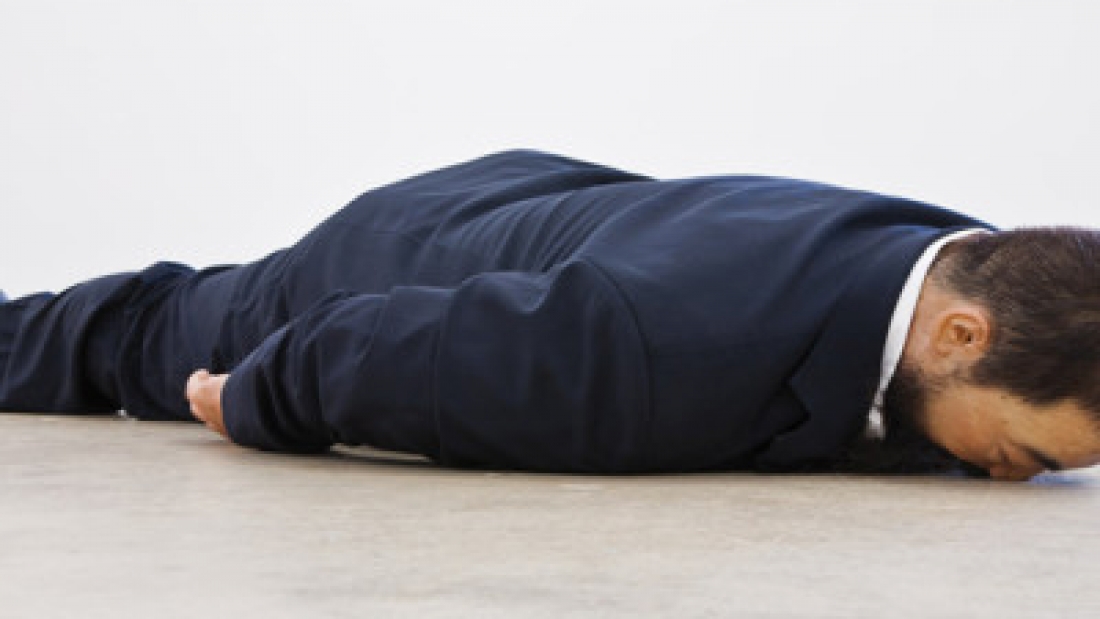 he-xiangyu-sculpts-ai-weiwei-face-down-on-the-floor-designboom-09-400x400